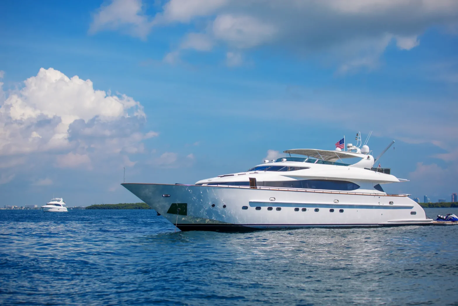 ما هي الوجهات البحرية المشهورة لتأجير اليخوت؟